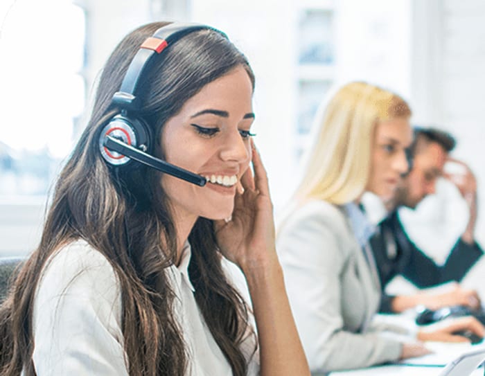 Atendente falando ao telefone com fone de ouvido, atendimento por PABX em nuvem