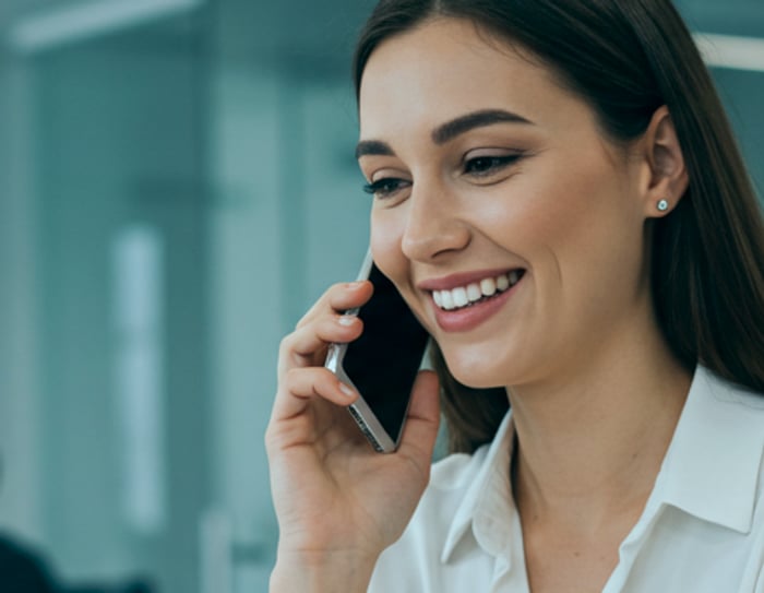 Profissional fazendo uma ligação de trabalho