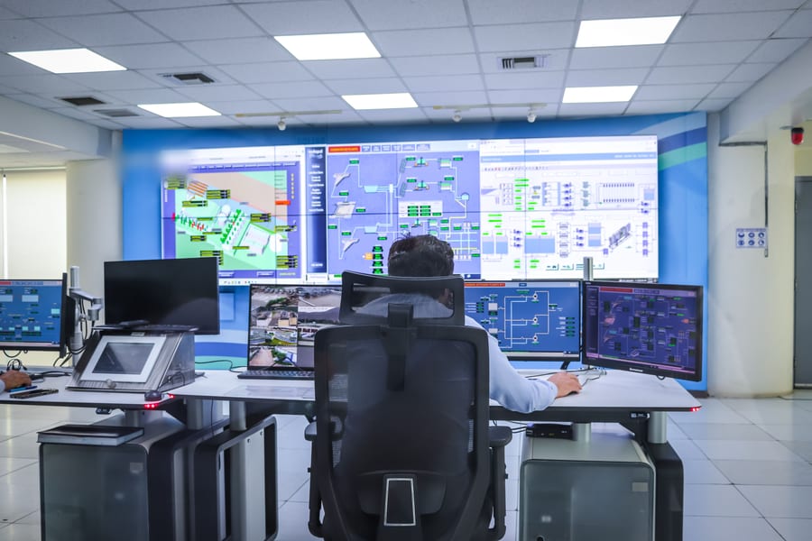 Centro de operações monitorando a rede em tempo real